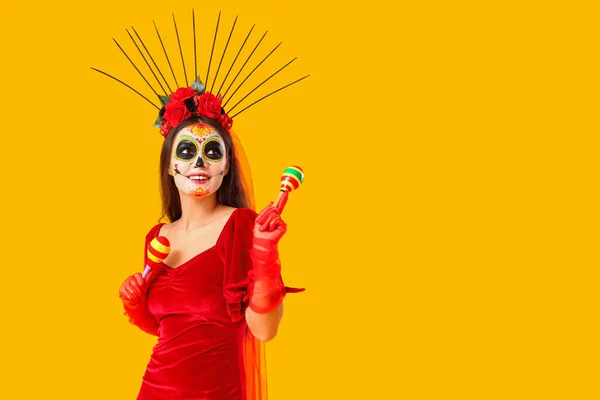 Young Woman Painted Skull Maracas Yellow Background Mexico Day Dead — Stock Photo, Image