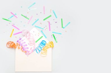Serpentin ve hafif arkaplanda konfeti ile zarf
