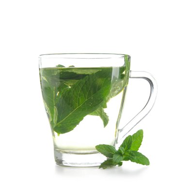 Beyaz arka planda izole edilmiş taze nane çayı.