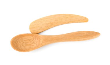 Tahta kozmetik spatula ve beyaz arka planda kaşık.
