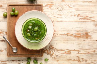 Hafif ahşap arka planda lezzetli bektaşi üzümü reçeli kasesi