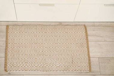 Mutfağı sel basmış şık bir halı, yakın plan.