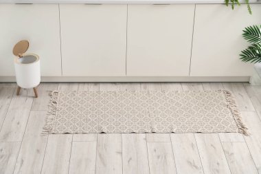 Şık halı ve çöp tenekesi mutfakta.