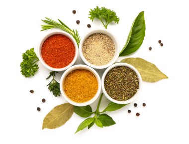 Beyaz arka planda taze aromatik baharatlar ve otlarla kompozisyon