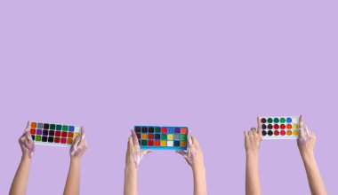 Leylak arka planında suluboya boyalı kadın elleri