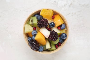 Arka planda taze meyve salatası.