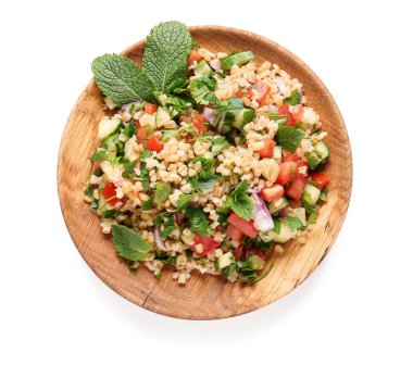 Beyaz arka planda lezzetli bir tabakta salata.