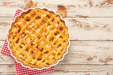 Beyaz ahşap arka planda lezzetli elmalı turta pişirme.