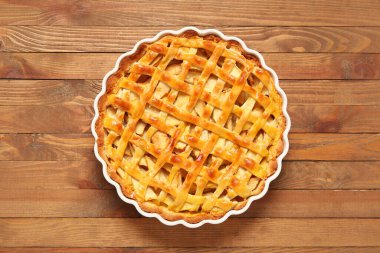 Ahşap zemin üzerinde lezzetli elmalı turta ile pişirme yemeği