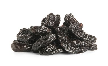 Beyaz arka planda kurumuş erik yığını