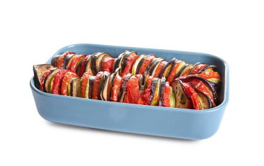 Beyaz arka planda lezzetli Ratatouille yemeği.