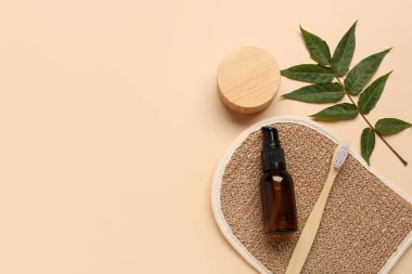 Banyo malzemeleri, kozmetik ürünleri ve renk arkaplanındaki bitki yaprağı bileşimi