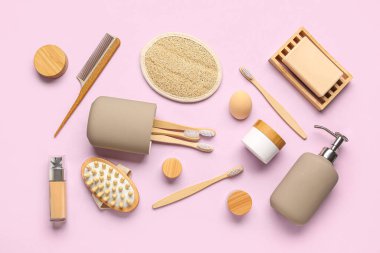 Leylak arka planında farklı banyo malzemelerine sahip kompozisyon