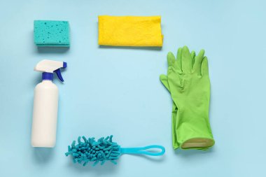 Mavi arka planda ev temizleme malzemelerinden yapılmış çerçeve
