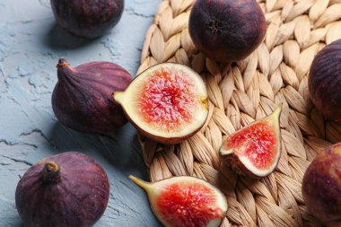 Mavi arka planda taze incir