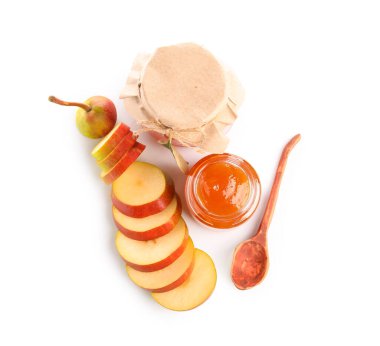 Cam kavanozlar dolusu armut reçeli ve beyaz arka planda tahta kaşık.