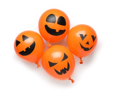 Beyaz arkaplanda farklı turuncu Cadılar Bayramı balonları