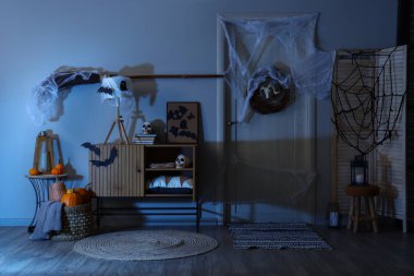 Cadılar Bayramı süslemeleri olan festival koridorunun içi.