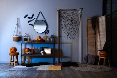 Cadılar Bayramı süslemeleri olan festival koridorunun içi.