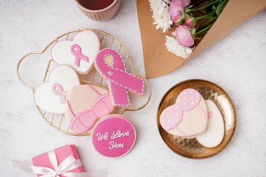 Pembe kurdeleli kurabiyeler ve beyaz grunge arka planda 