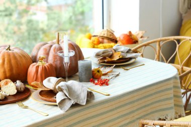 Yemek masasında balkabaklarıyla sonbahar ayarı.