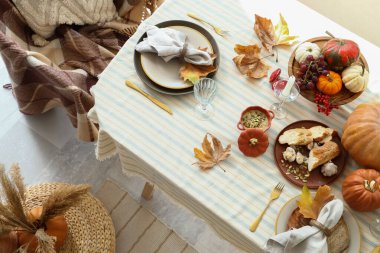 Yemek masasında balkabaklarıyla sonbahar ayarı, üst manzara