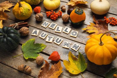 Kabak, yaprak ve metin bileşimi Kahverengi ahşap arka plan Hello AUTUMN