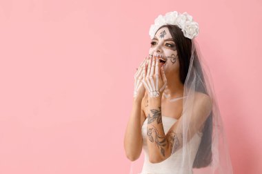 Cadılar Bayramı partisi için ölü gelin gibi giyinmiş güzel bir kadın.