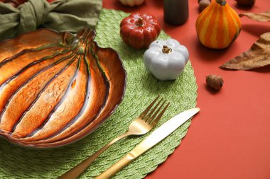 Burgonya arka planında balkabakları olan güzel sonbahar masası.