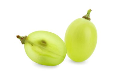 Beyaz arka planda taze yeşil üzümler