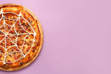 Mor arka planda Cadılar Bayramı partisi için lezzetli pizzalı ahşap tahta.