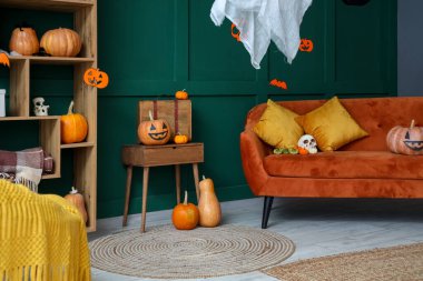 Cadılar Bayramı için kanepe ve balkabaklarıyla dekore edilmiş oturma odasının içi.