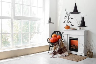 Cadılar Bayramı için şömine ve kağıt sopalarla dekore edilmiş oturma odasının içi.