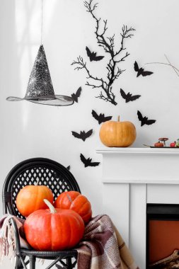 Cadılar Bayramı için şömine ve kağıt sopalarla dekore edilmiş oturma odasının içi.