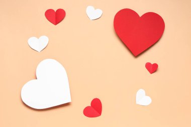 Turuncu arka planda güzel kağıt kalplerden yapılmış bir çerçeve. Ulusal Tatlı Gün