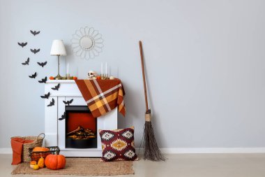 Cadılar Bayramı için şömine ve kağıt sopalarla dekore edilmiş oturma odasının içi.