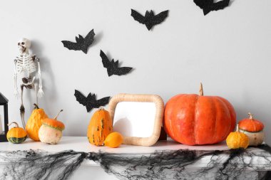 Şöminede iskeleti ve iskeleti olan Cadılar Bayramı balkabakları.