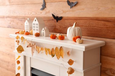 Cadılar Bayramı için şömine ve kağıt sopalarla dekore edilmiş oturma odasının içi.