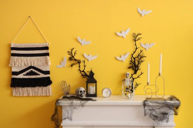 Oturma odasında Cadılar Bayramı dekorlu şömine.