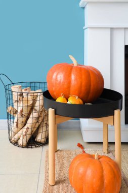 Cadılar Bayramı balkabakları oturma odasındaki şöminenin yanındaki masada.