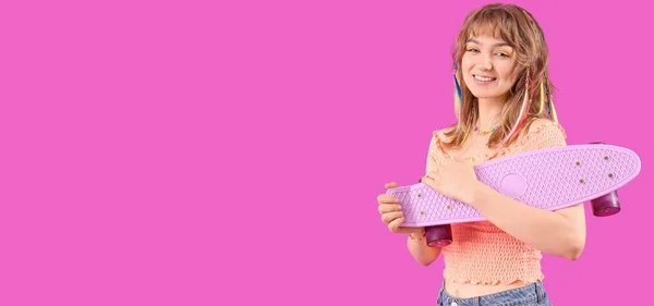 Happy Dospívající Dívka Skateboard Purpurové Pozadí Prostorem Pro Text — Stock fotografie