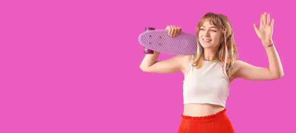Happy Dospívající Dívka Skateboard Mávání Rukou Fialové Pozadí Prostorem Pro — Stock fotografie