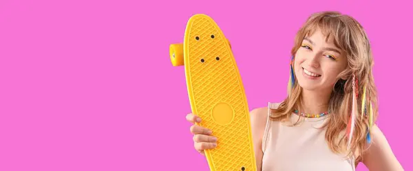 テキストのためのスペースを持つマゼンタの背景にスケートボードを持つ幸せな十代の少女 — ストック写真
