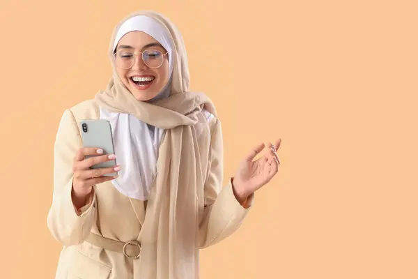 Mujer Musulmana Joven Traje Elegante Con Teléfono Móvil Sobre Fondo —  Fotos de Stock