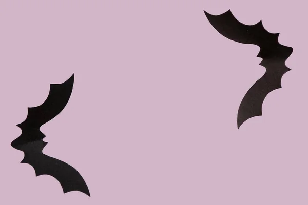 紫丁香背景下万圣节派对纸制蝙蝠 — 图库照片