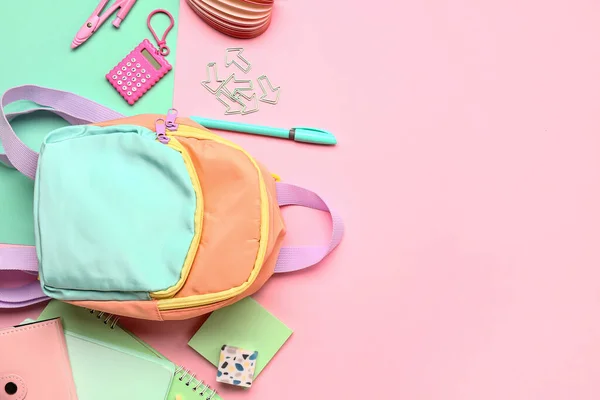 色彩艳丽 背景各异 款式别致的学校背包 — 图库照片