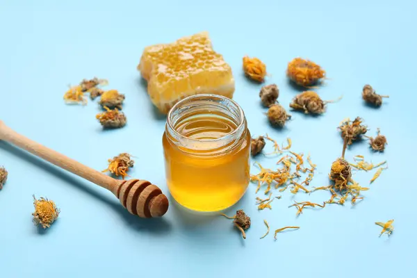 Jar Tasty Honey Honeycomb Dipper Dried Dandelion Flowers Blue Background — Stock Photo, Image