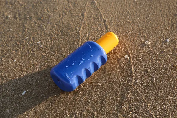 Bottle Sunscreen Cream Sand Sea Beach — Stock Photo, Image