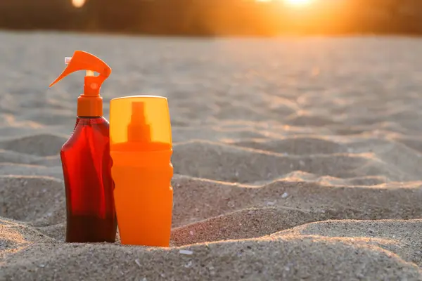 Flaschen Sonnencreme Auf Sand Strand — Stockfoto