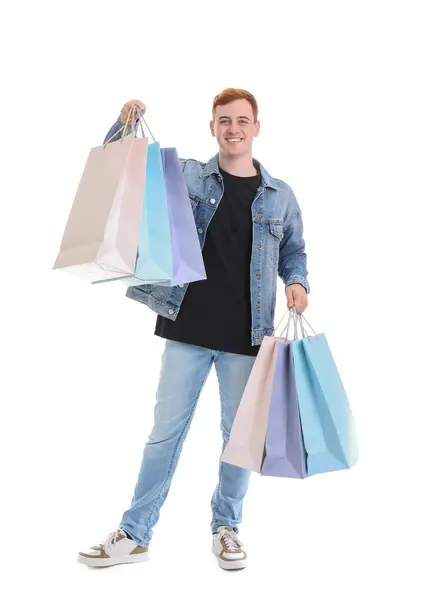 快乐的年轻红头发男人 带着白色背景的购物袋 黑色星期五发售 — 图库照片